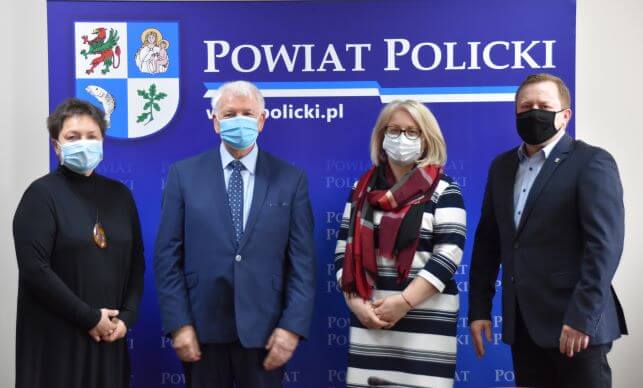 Pożegnanie dyrektora Jana Sławczyńskiego: od lewej Beata Chmielewska Członek Zarządu Powiatu w Policach, Jan Sławczyński, Joanna Napiwodzka Wicestarosta Policki, Andrzej Bednarek Starosta Policki