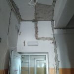 instalacja elektryczna przy wejściu do szatni pływalni