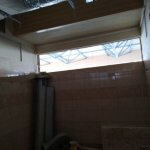 okno wychodzące na nieckę basenu pływalni