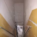 schody do piwnicy pływalni