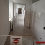 na korytarzu bramka do wejścia dalej do szatni pływalni