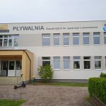 budynek pływalni od frontu, wejście na pływalnię