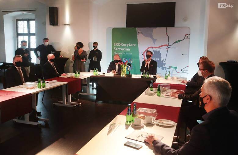 Samorządowcy podczas konferencji dotyczącej budowy "Ekokorytarza"