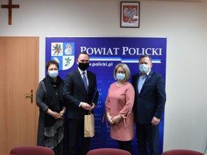 Przywitanie Dyrektora Pawła Wieczorkowskiego: od lewej Beata Chmielewska Członek Zarządu Powiatu w Policach, Paweł Wieczorkowski, Joanna Napiwodzka Wicestarosta Policki, Andrzej Bednarek Starosta Policki