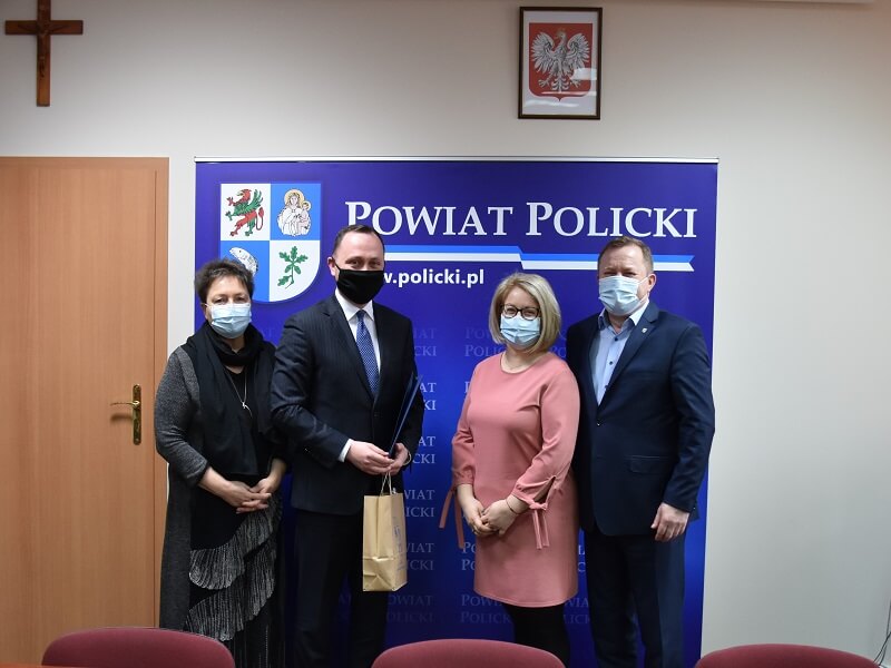 Przywitanie Dyrektora Pawła Wieczorkowskiego: od lewej Beata Chmielewska Członek Zarządu Powiatu w Policach, Paweł Wieczorkowski, Joanna Napiwodzka Wicestarosta Policki, Andrzej Bednarek Starosta Policki