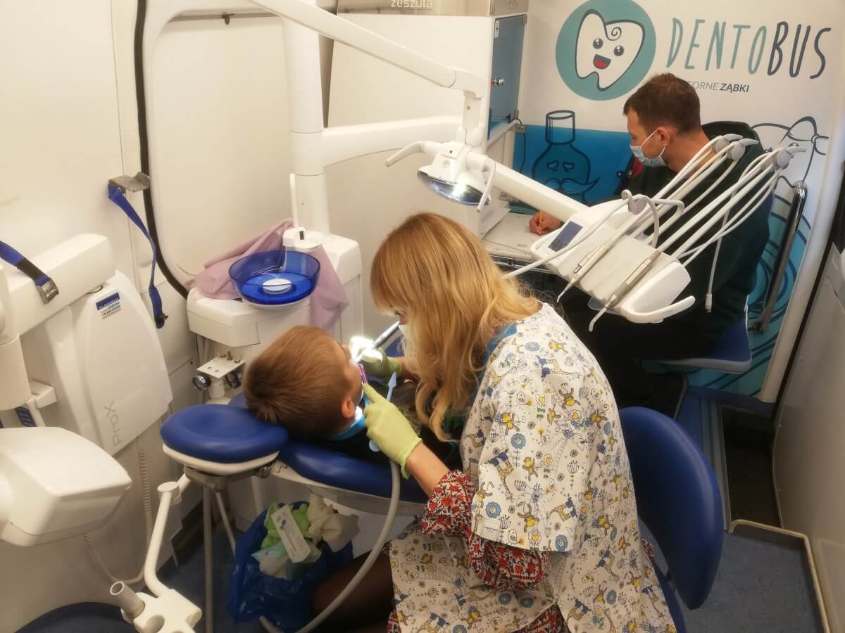 Badanie profilaktyczne uzębienia w mobilnym gabinecie stomatologicznym