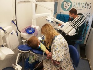 Badanie profilaktyczne uzębienia w mobilnym gabinecie stomatologicznym