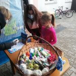 Uczestnik badań z przedstawicielem Powiatu Polickiego wybierają upominki