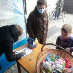 Uczestnik badań z przedstawicielem Powiatu Polickiego wybierają upominki