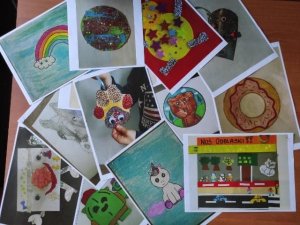 Kolorowe prace plastyczne dzieci przedstawiające projekty odblasków.