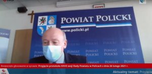 Przewodniczący Rady Powiatu w Policach Cezary Arciszewski podczas sesji Rady Powiatu w Policach