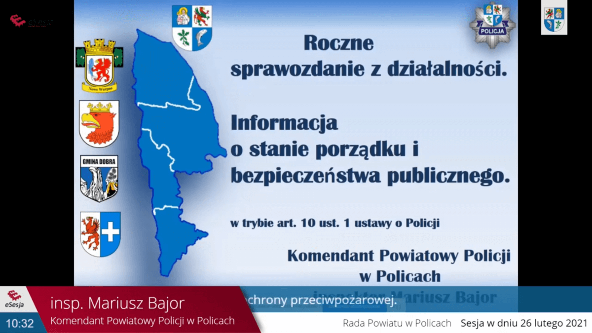 Plansza prezentacji wykonanej w powerpoint dotycząca informacji o stanie porzadku i bezpieczeństwa publicznego .W tle zarys powiatu polickiego i jego herb oraz herby gmin Dobra, Police, Nowe Warpno i Kołbaskowo.