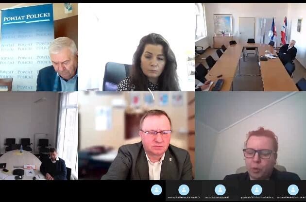 Videokonferencja w tle uczestnicy spotkania.