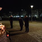 Burmistrz Polic Władysław Diakun, Zastępca Burmistrza Polic Maciej Greinert oraz Przewodniczący Rady Miejskiej w Policach Andrzej Rogowski składają kwiaty i znicze pod figurą św. Jana Pawła II
