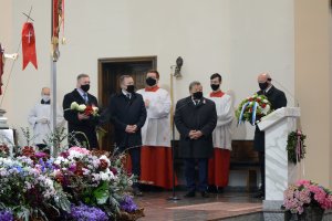 Przedstawiciele samorządu powiatowego i gminnego podczas Mszy Świętej w intencji Ojczyzny 3 maja 2021 r.