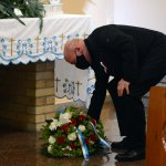 Przewodniczący Rady Powiatu w Policach Cezary Arciszewski składa kwiaty