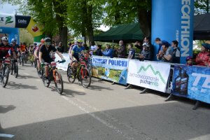 Uczestnicy wyścigu w kolarstwie przełajowym