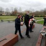 Delegacja związków zawodowych składa kwiaty i znicze pod pomnikiem Ludziom Solidarności