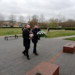 Starosta Policki Andrzej Bednarek i Przewodniczący Rady Powiatu w Policach składają kwiaty i znicze pod pomnikiem Ludziom Solidarności w Policach