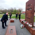 Starosta Policki Andrzej Bednarek i Przewodniczący Rady Powiatu w Policach Cezary Arciszewski składają kwiaty i znicze pod pomnikiem Ludziom Solidarności w Policach