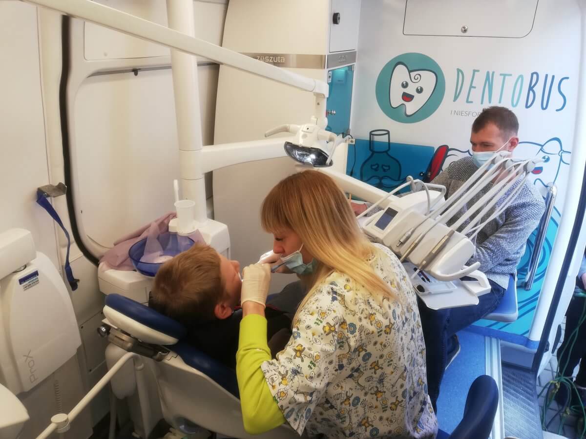 Badanie profilaktyczne uzębienia w mobilnym gabinecie stomatologicznym