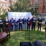 Zaproszeni goście podczas podpisania umowy