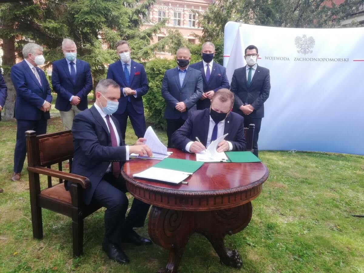 Podpisanie umowy na usunięcie nielegalnie składowanych odpadów przy ul. Kamiennej w Policach