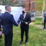 Starosta Policki Andrzej Bednarek i Wiceprezes NFOŚiGW przy przekazaniu umowy