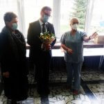 Przedstawiciele samorządu powiatowego i SPSK nr 1 w Szczecinie składają życzenia i przekazują kwiaty