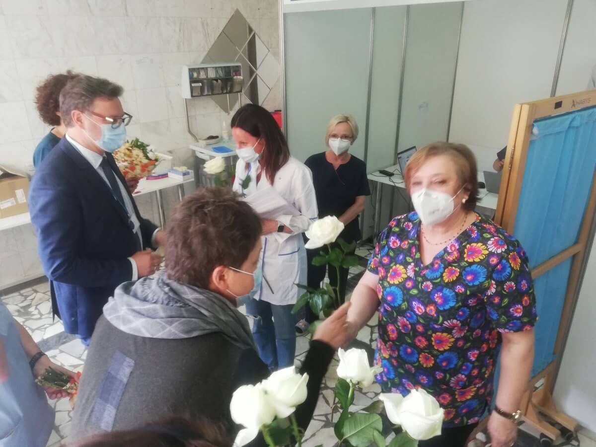 Życzenia i kwiaty z okazji Międzynarodowego Dnia Pielęgniarek i Położnych