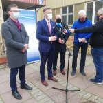 Starosta Policki Andrzej Bednarek, Wojewoda Zachodniopomorski Zbigniew Bogucki i Dyrektor szpitala Konrad Jarosz podczas briefingu prasowego