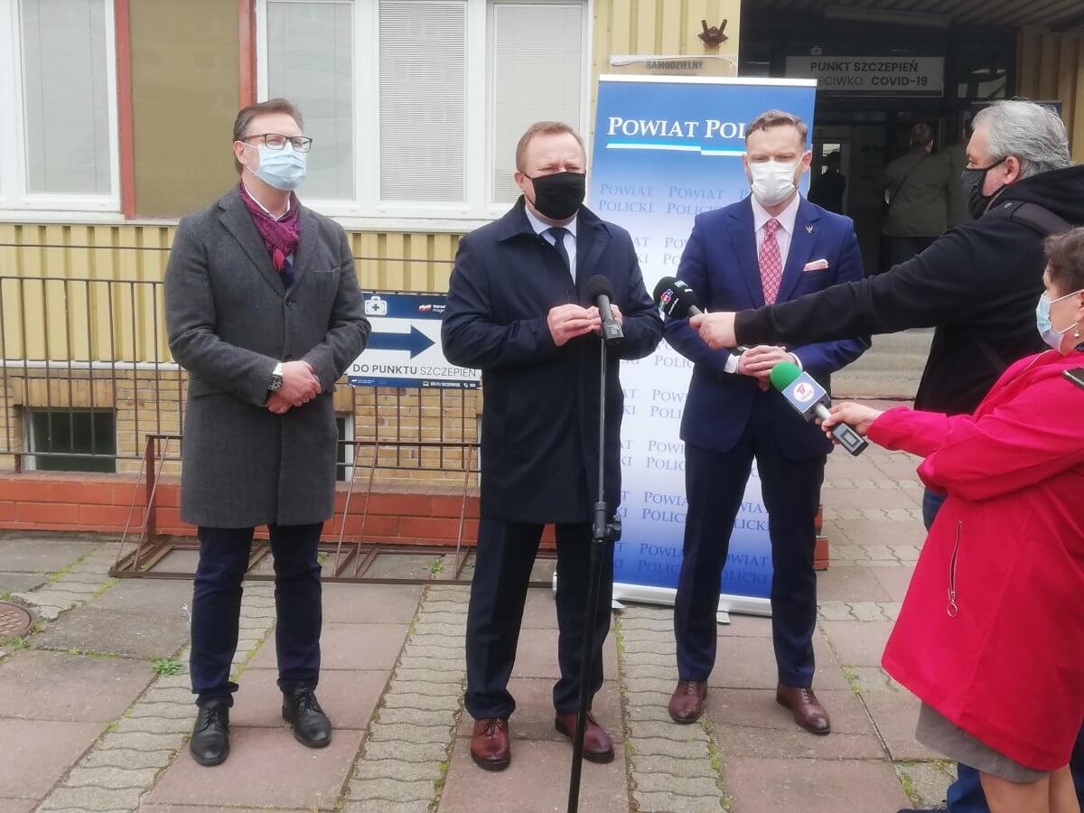 Starosta Policki Andrzej Bednarek, Wojewoda Zachodniopomorski Zbigniew Bogucki i Dyrektor szpitala Konrad Jarosz podczas briefingu prasowego