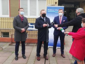 Starosta Policki Andrzej Bednarek, Wojewoda Zachodniopomorski Zbigniew Bogucki i Dyrektor szpitala Konrad Jarosz podczas briefingu prasowego