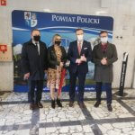 Starosta Policki Andrzej Bednarek, Wojewoda Zachodniopomorski Zbigniew Bogucki i Dyrektor szpitala Konrad Jarosz i Radna Rady Powiatu w Policach Jolanta Toboła