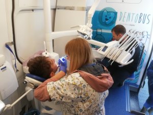 Badanie profilaktyczne uzębienia w mobilnym gabinecie stomatologicznym