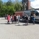 Dentobus z uczniami biorącymi udział w akcji