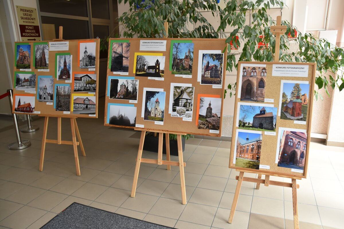 Trzy plansze ze zdjęciami zabytków z Powiatu Polickiego