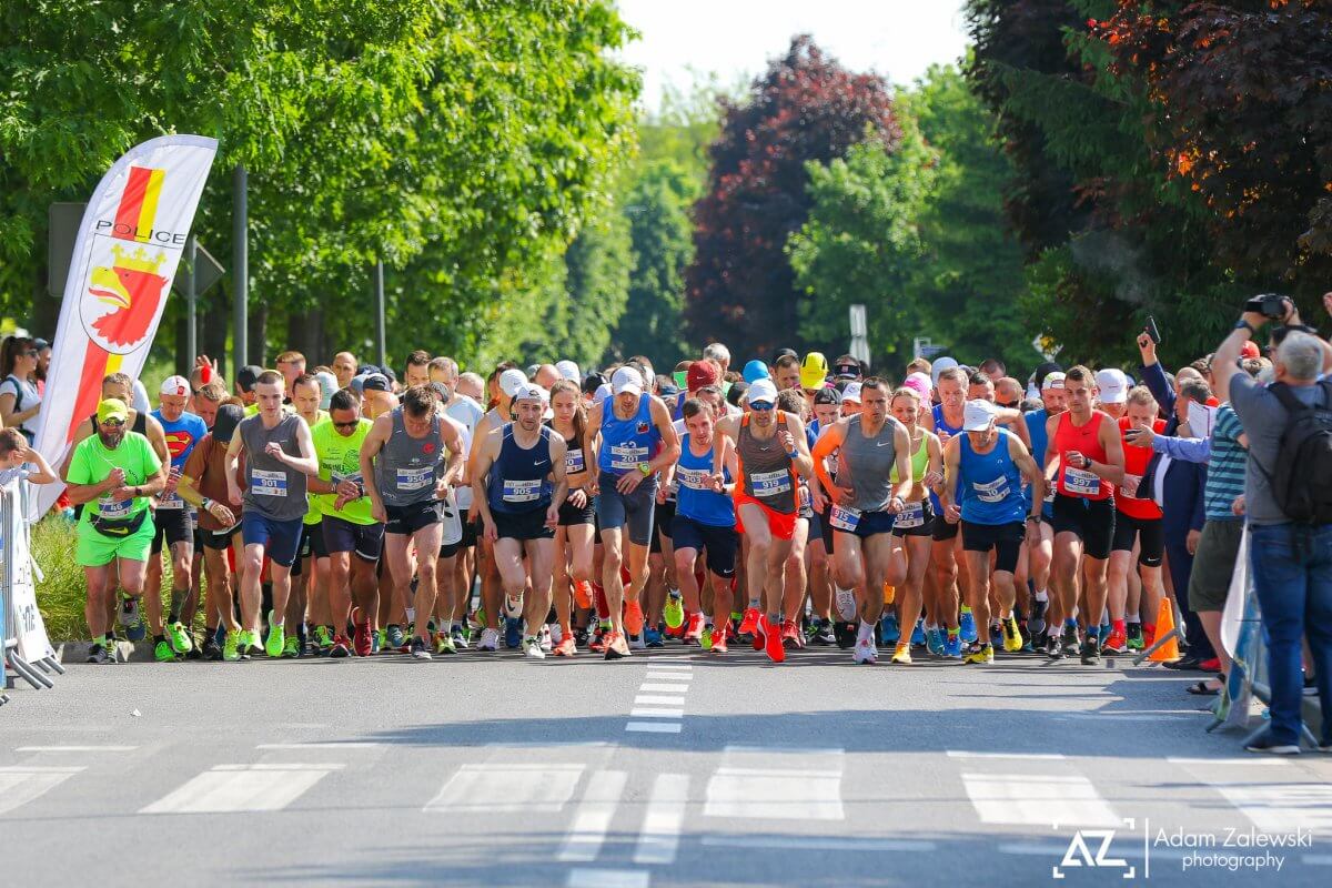 Biegacze na linii startu podczas biegu "Policka Piętnastka"