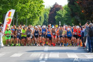 Biegacze na linii startu podczas biegu "Policka Piętnastka"