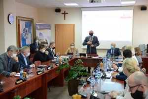 Radni podczas XXX sesji Rady Powiatu w Policach