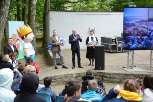 Przedstawiciele Powiatu Polickiego na scenie w SOSW nr 1 w Policach