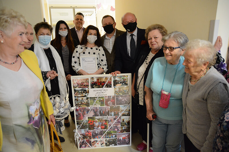 Przedstawiciele Powiatu Polickiego z podopiecznymi Domu Dziennego Senior+ w Policach
