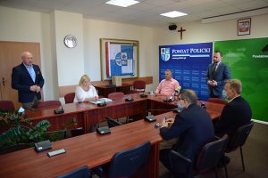 Uczestnicy spotkania przy podpisaniu umów na dofinasowanie stanowiska pracy