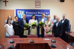 Dyrektorzy placówek oświatowych z Zarządem Powiatu w Policach przy wspólnym zdjęciu