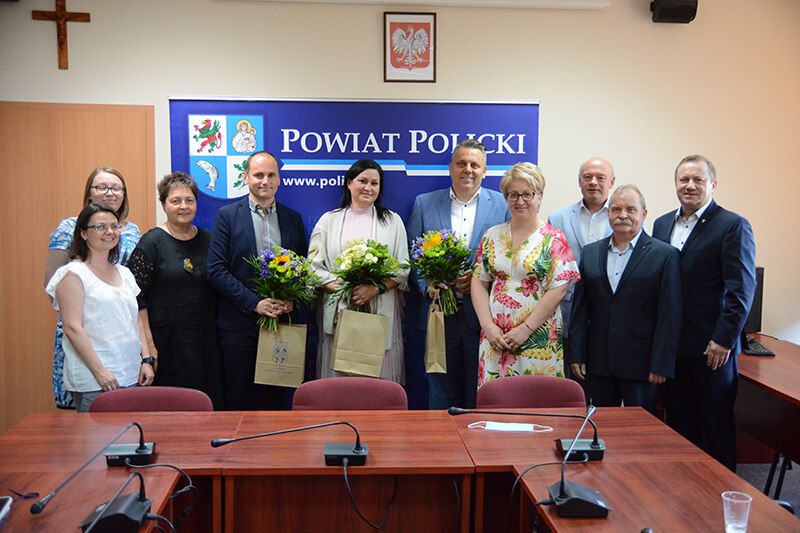 Dyrektorzy placówek oświatowych z Zarządem Powiatu w Policach przy wspólnym zdjęciu