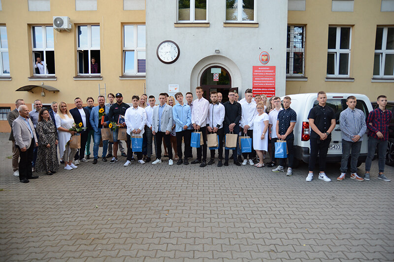Absolwenci MOW Trzebież i zaproszeni goście na wspólnym zdjęciu