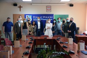 Nowi przedsiębiorcy, Starosta Policki i Dyrektor Powiatowego Urzędu Pracy w Policach na wspólnym zdjęciu