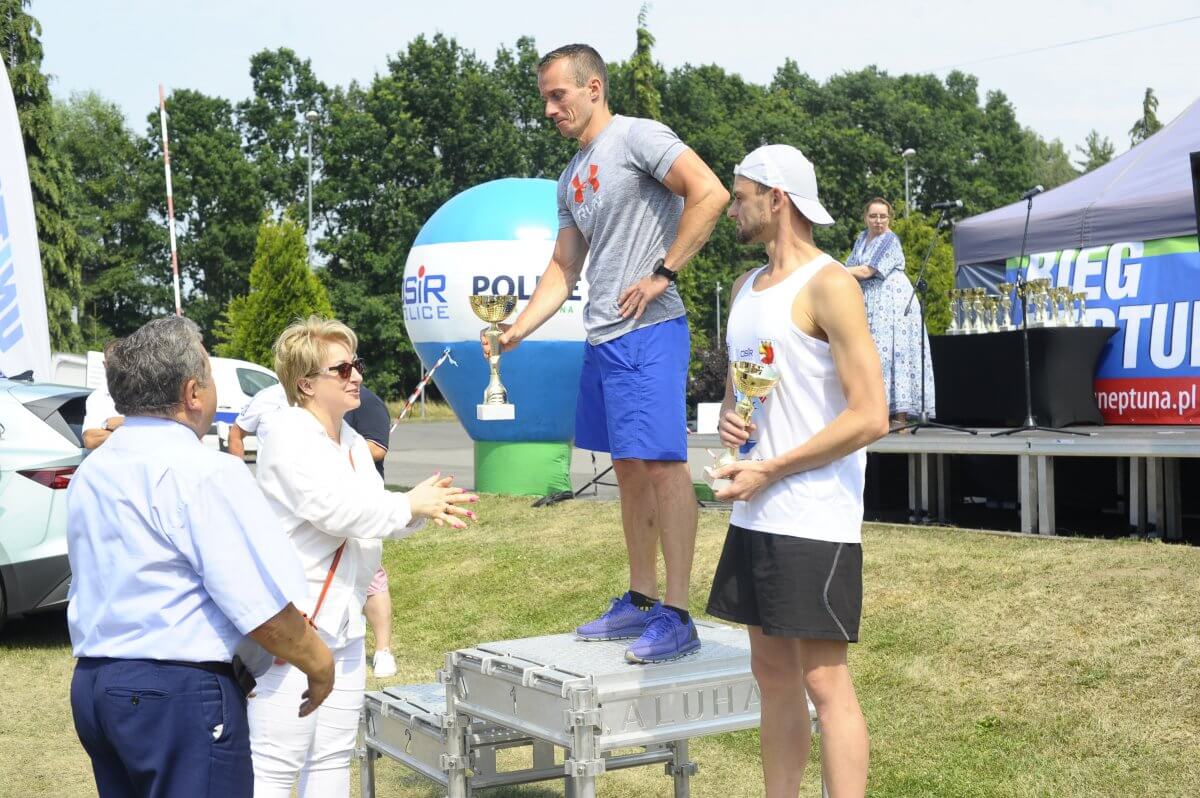 Wręczanie pucharów na Biegu Neptuna przez Panią Joannę Napiwodzką Wicestarostę Polickiego