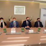 Przedstawiciele Powiatu Polickiego i Grupy Azoty Police S.A. w sali konferencyjnej