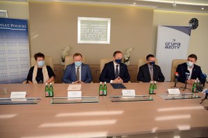 Przedstawiciele Powiatu Polickiego i Grupy Azoty Police S.A. w sali konferencyjnej